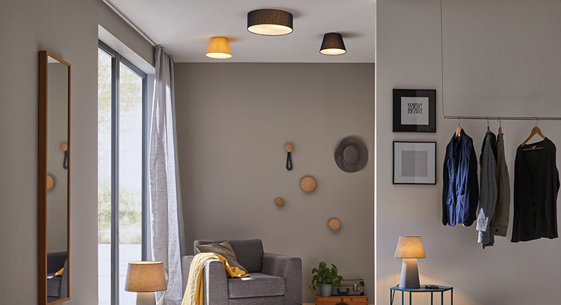 Schlafzimmer mit modernen Deckenleuchten sorgen für eine Grundhelligkeit