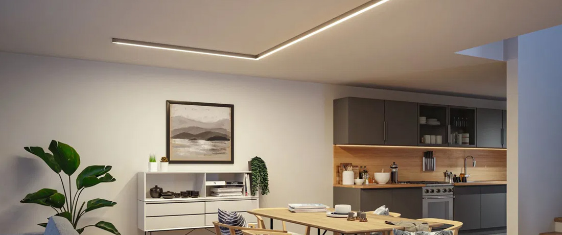 Lichtkanalsystem mit neutralweißem Licht über dem Esstisch in offener Küche