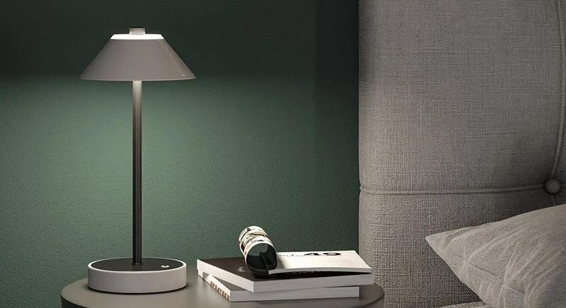 Nachttischlampen sorgen für gemütliches Licht im Schlafzimmer