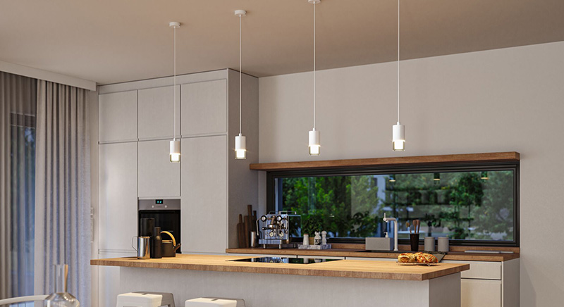 Moderne, weisse Hängeleuchten über Kochinsel mit Arbeitsfläche in hellem Holz