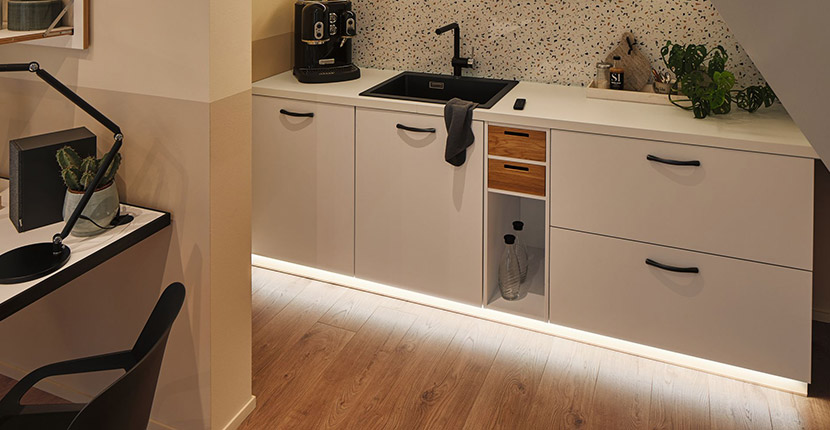 Indirektes Licht mit LED-Streifen Sockelleiste