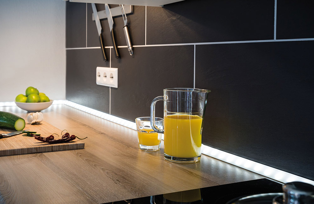 Arbeitsplattenbeleuchtung in der Küche mit LED-Streifen in Profilen