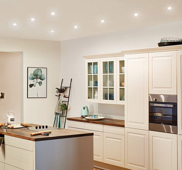 Moderne Deckenbeleuchtung in der Küche mit Einbauspots