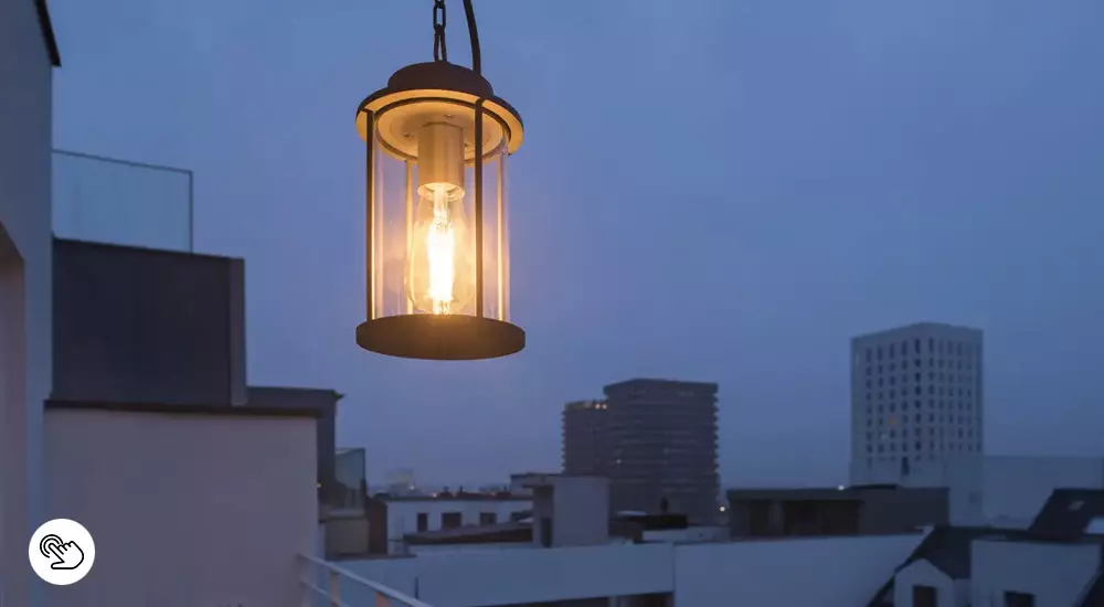 Eine Laterne strahlt auf dem Balkon stimmungsvolles Licht aus