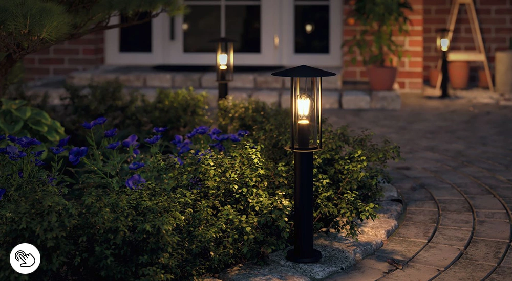 Beleuchtung am Gartenweg gibt warmweißes Licht ab