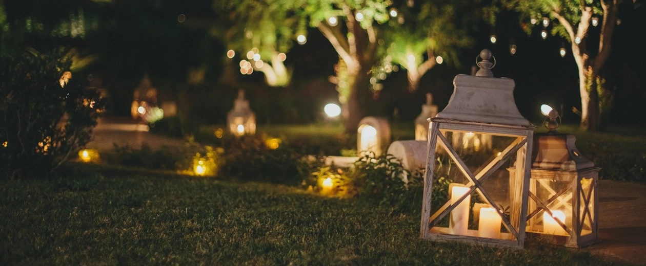 Beleuchtung für den Garten ohne Strom – so erstrahlt Ihr Außenbereich in neuem Licht