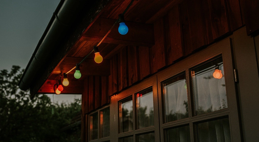 Dekorative Gartenhaus-Beleuchtung sorgt außen für stimmungsvolles Ambiente.