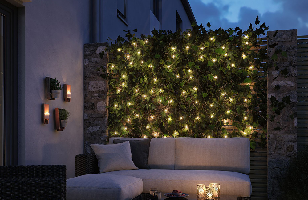 Mit einer Lichterkette für draußen kannst du deine Terrasse, deinen Balkon oder auch den Garten stimmungsvoll beleuchten