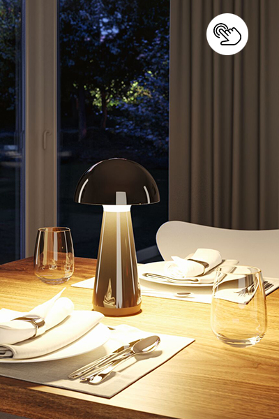 Mobile LED Akkutischleuchte in schwarz auf eingedecktem Esstisch aus Holz