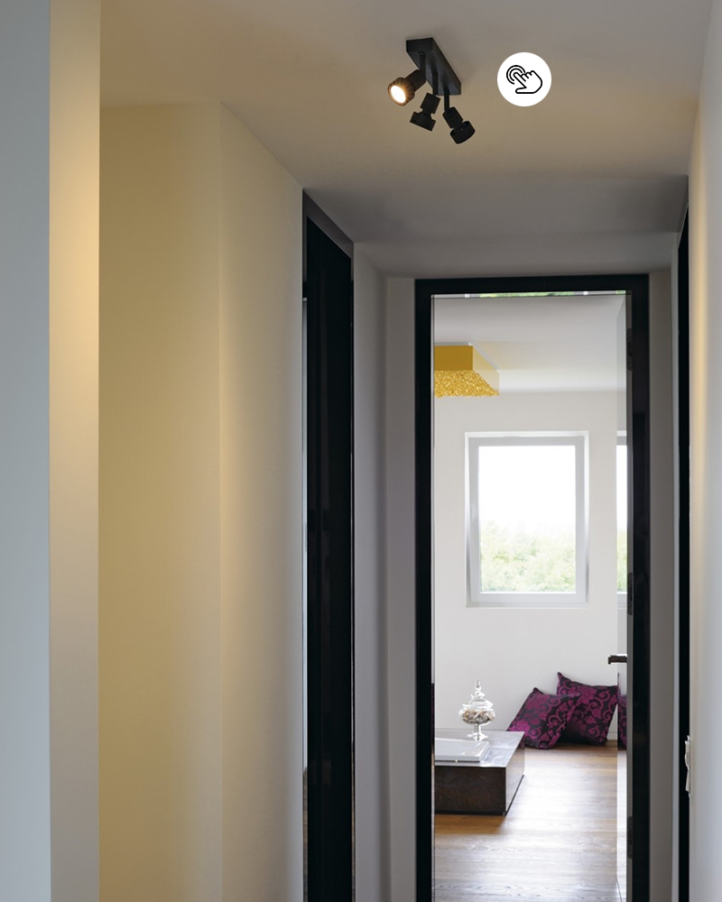 Minimalistische schwarze Deckenaufbauleuchte in einem unmöblierten Durchgangsbereich Minimalistische schwarze Deckenaufbauleuchte in einem unmöblierten Durchgangsbereich