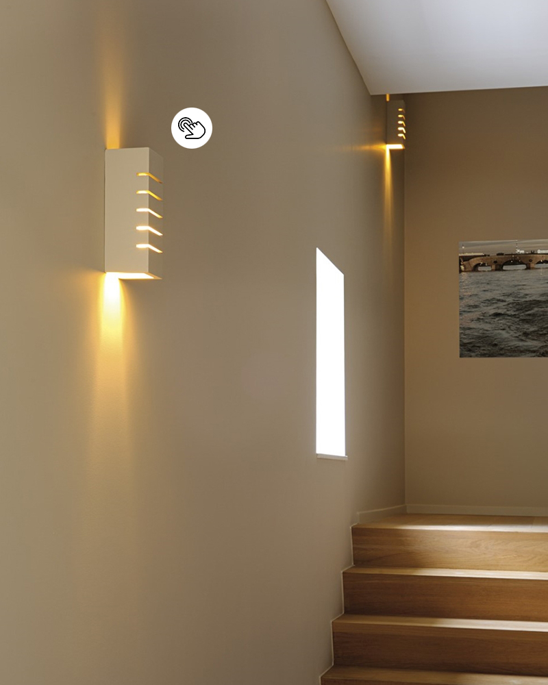 Moderne Up-and-Down Wandlampen in einem Eingangsbereich mit Treppe Moderne Up-and-Down Wandlampen in einem Eingangsbereich mit Treppe