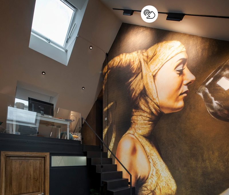 Dachstuhl mit minimalistischer schwarzer Lichtschiene und schlichten Einbaustrahlern Dachstuhl mit minimalistischer schwarzer Lichtschiene und schlichten Einbaustrahlern