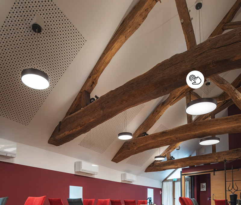 Dachstuhl mit modernen, runden Hängelampen zwischen den rustikalen Holzbalken Dachstuhl mit modernen, runden Hängelampen zwischen den rustikalen Holzbalken