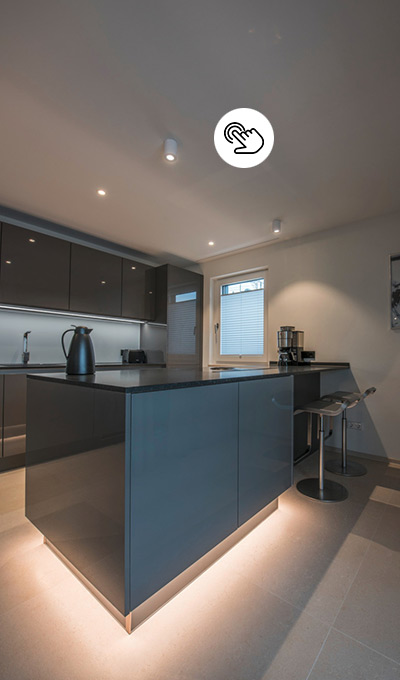 Elegante Küche in Dunkelgrau mit direkter und indirekter Beleuchtung