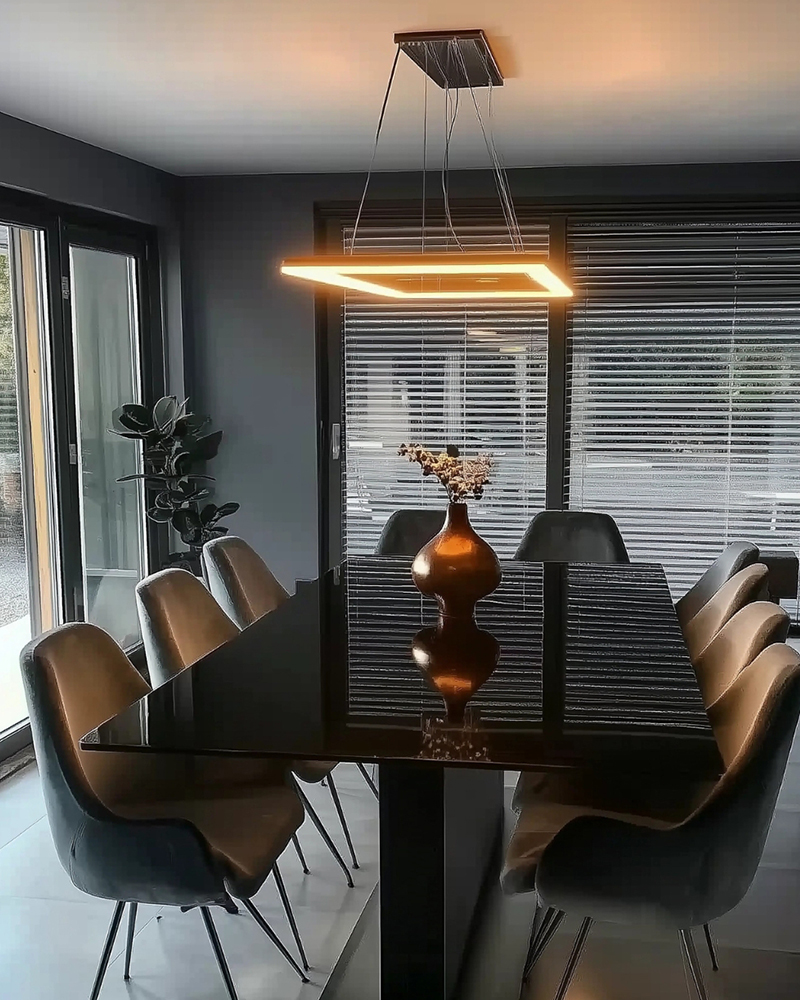 Esszimmer mit geradlinigem Flair und kantiger Hängeleuchte Esszimmer mit geradlinigem Flair und kantiger Hängeleuchte