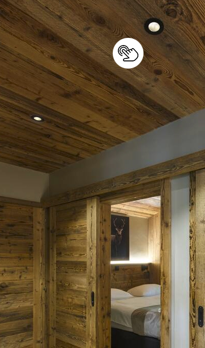 Schwarze Deckeneinbaustrahler eingelassen in dunkler, rustikaler Holzdecke Schwarze Deckeneinbaustrahler eingelassen in dunkler, rustikaler Holzdecke