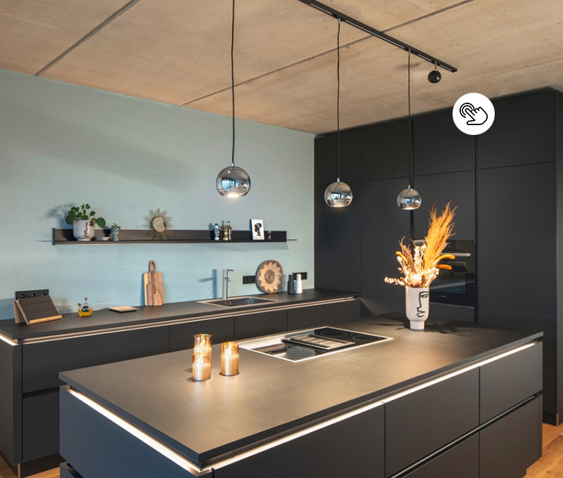 Moderne Küche in Anthrazit mit stilvoller Schienenbeleuchtung über der Kücheninsel