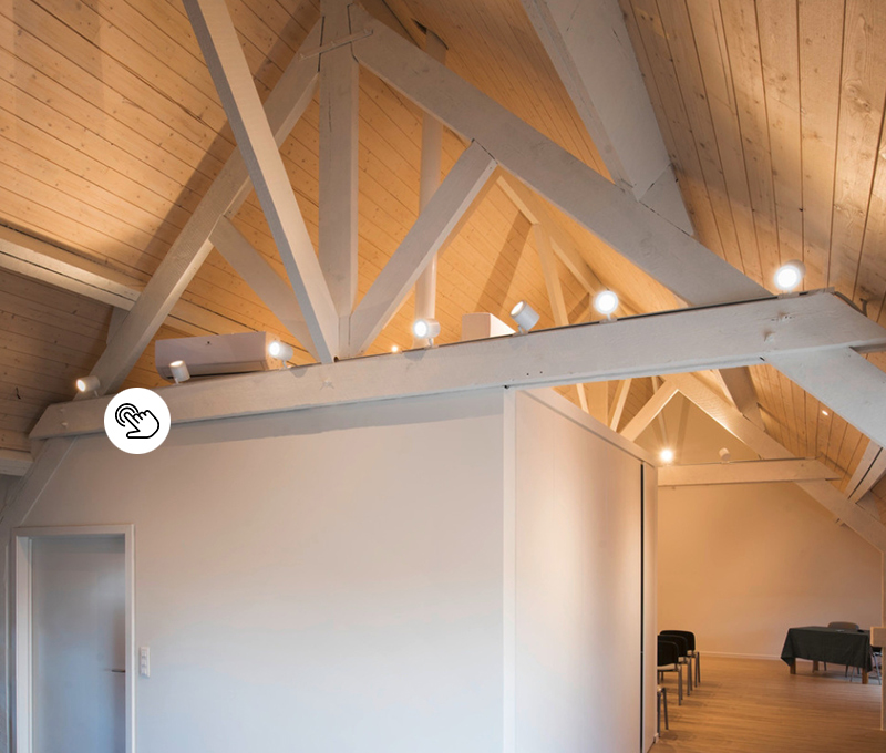 Offener Dachstuhl mit beweglichen LED-Spots an einem Längsbalken Offener Dachstuhl mit beweglichen LED-Spots an einem Längsbalken