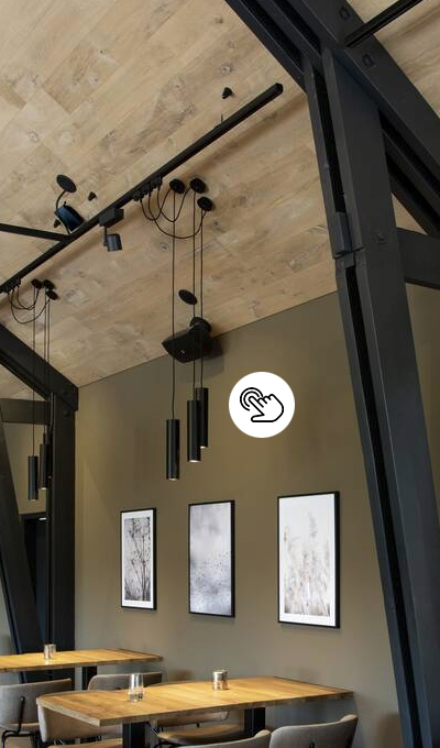 Offener Dachstuhl mit dezenter Pendelleuchte an der Dachschräge Offener Dachstuhl mit dezenter Pendelleuchte an der Dachschräge