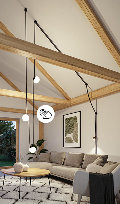 Sichtdachstuhl mit modernen Hängeleuchten die an einem Gurt befestigt sind Sichtdachstuhl mit modernen Hängeleuchten die an einem Gurt befestigt sind