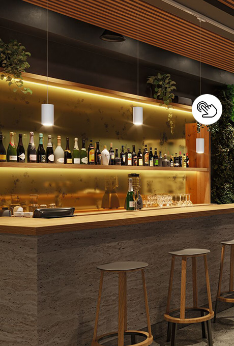 Weiße zylindrische Downlight-Pendellampe über der Küchentheke