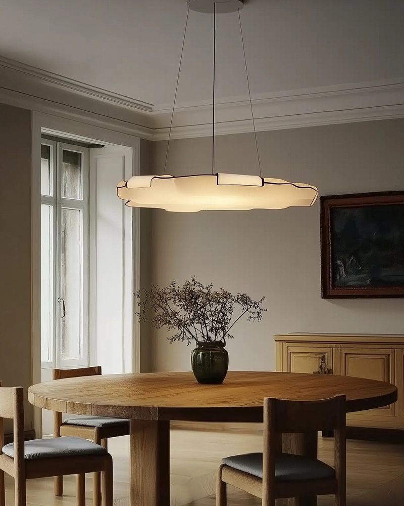 Zentraler Esstisch mit Lampe in harmonischer Silhouette Zentraler Esstisch mit Lampe in harmonischer Silhouette