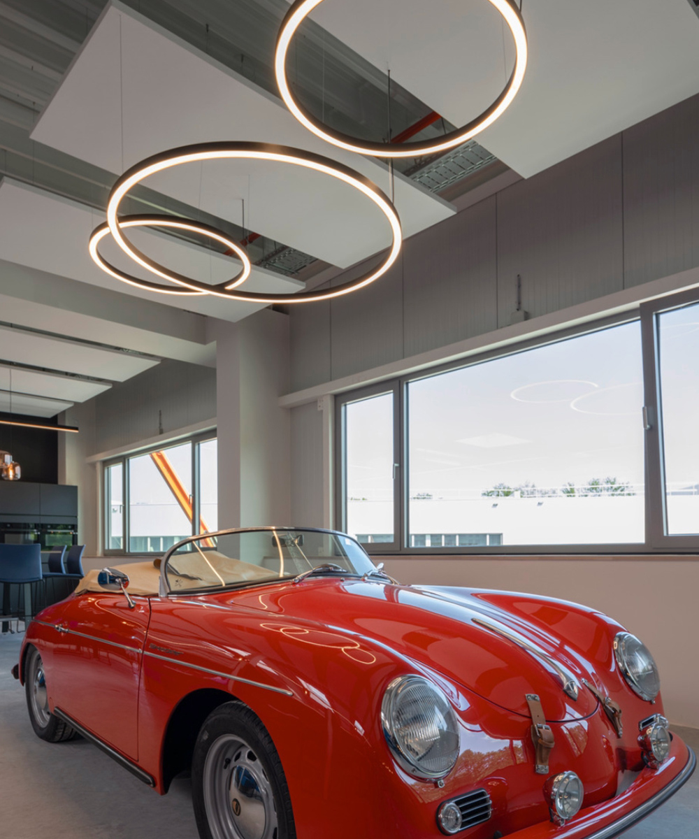 Moderne Design-Pendelleuchten über deinem Oldtimer – Ein interessanter Kontrast in der großen Garage