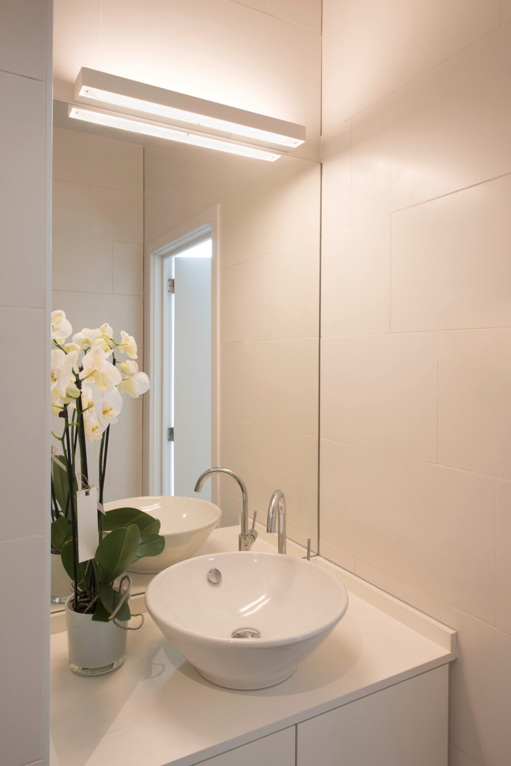 Perfekt ausgeleuchtetes Gäste WC mit rundum heller Ausstrahlung