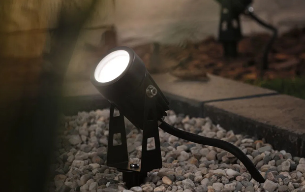 Plug & Shine Gartenbeleuchtungssystem erreicht auch entfernte Bereiche im Garten