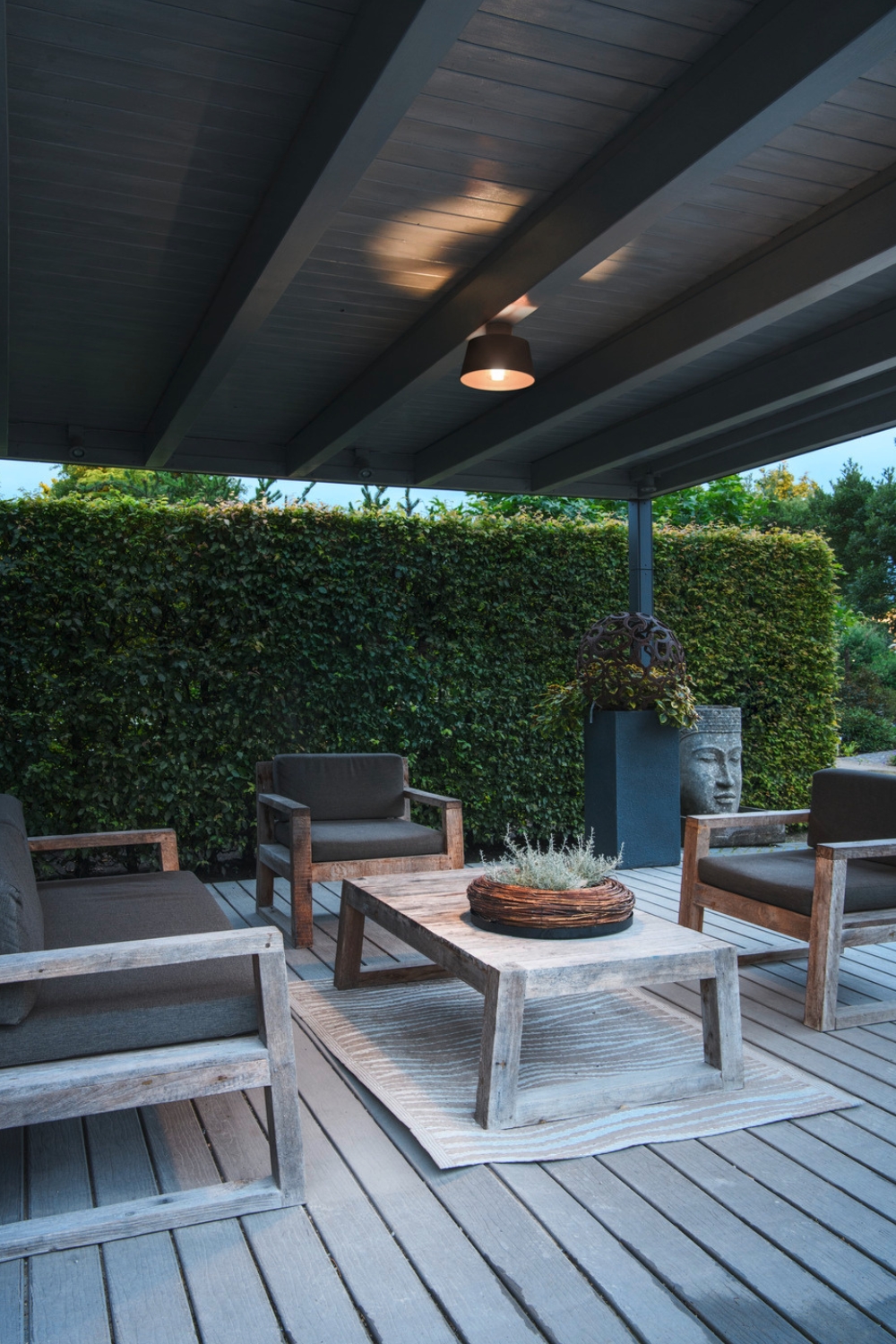 Schlichte Deckenlampe am geschlossenen Pergola-Dach