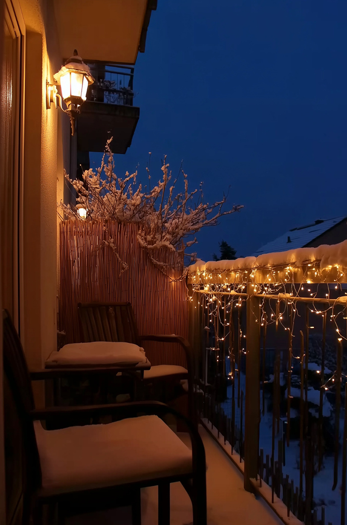 Wandlampe im eleganten Vintage-Look für die Grundbeleuchtung des Balkons im Winter und zu jeder anderen Jahreszeit
