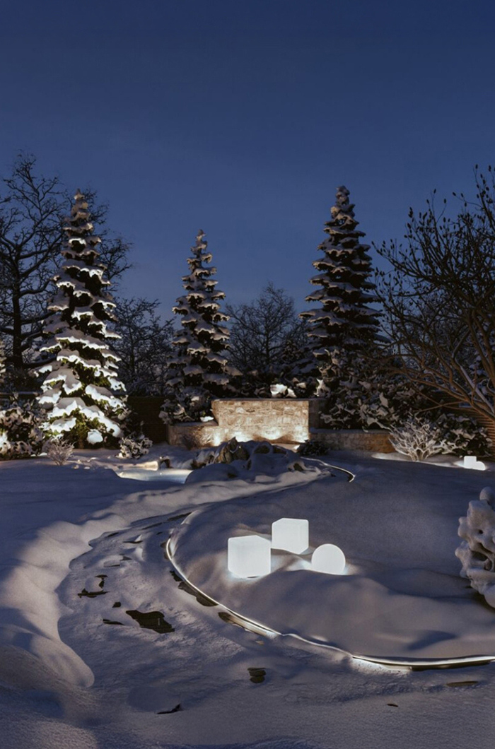 Mit offen platzierten Solarleuchten lässt sich die weiße Winterlandschaft im Garten effizient schön beleuchten
