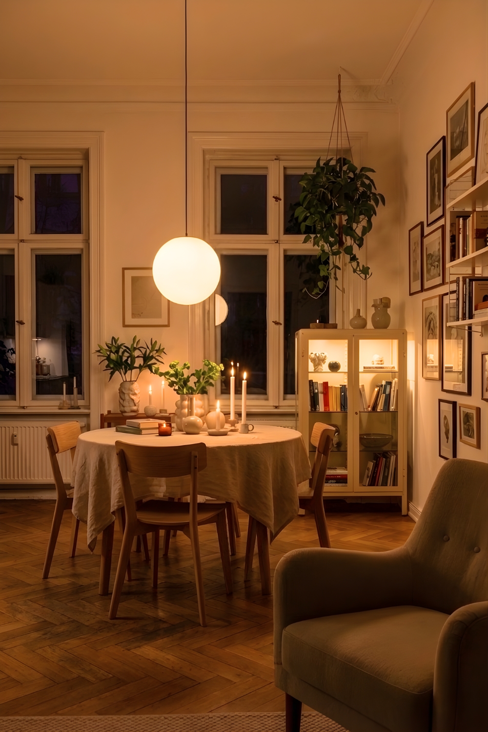 Moderne Hängelampe mit rundem Lampenschirm über rundem Esstisch