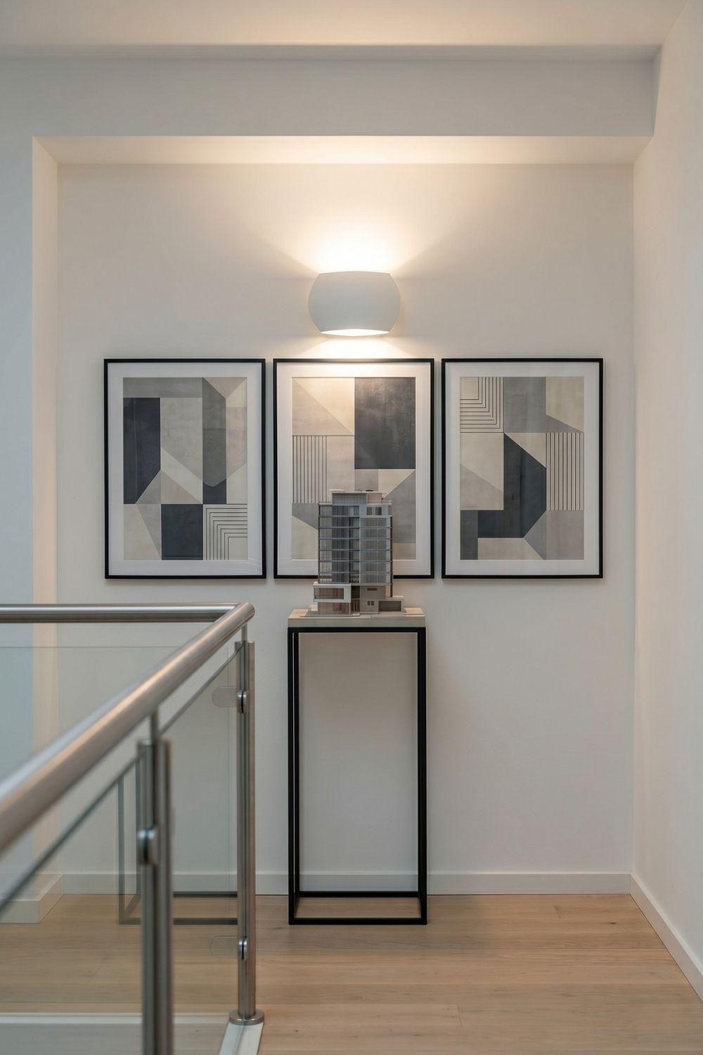 Durch eine Up and Down Wandleuchte sanft angestrahltes dekoratives Designerhaus