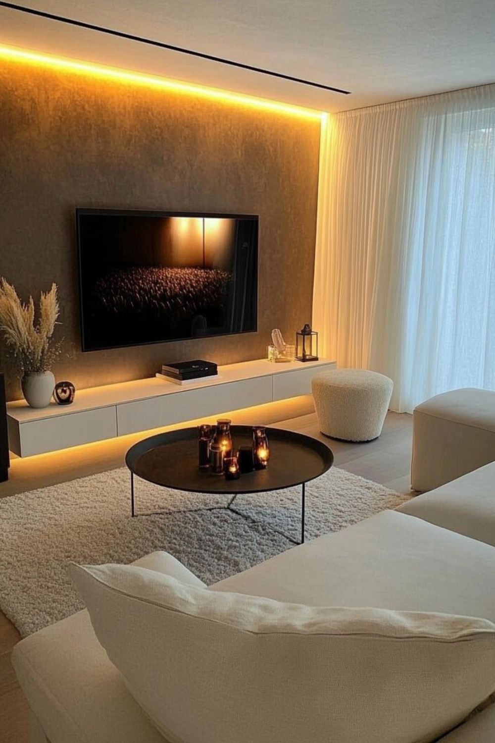 Warmweiß leuchtende LED Stripes rund um die Wand eines hängenden Fernsehers
