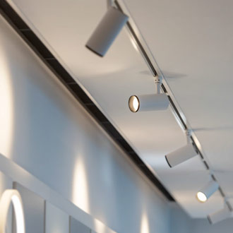 Schienensystem in weiß mit 3-Phasen Strahlern