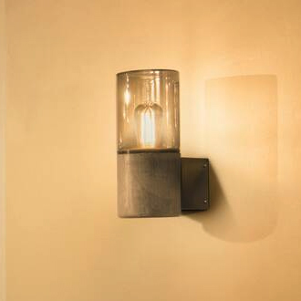 LISENNE Wandleuchte mit E27 Sockel erscheint in einer Rauchglas-Optik LISENNE Wandleuchte mit E27 Sockel erscheint in einer Rauchglas-Optik