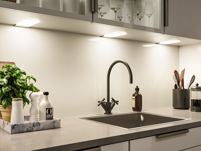 Moderne LED-Unterbauleuchten beleuchten die Arbeitsfläche in der Küche