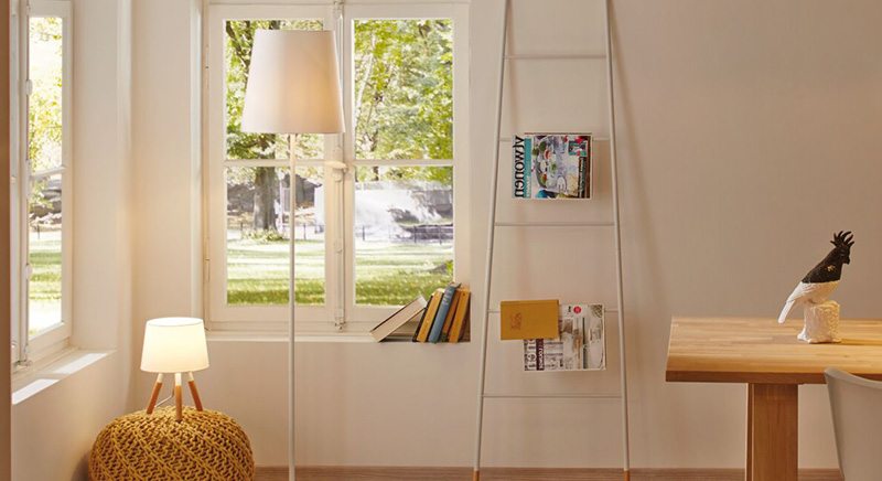 Stehlampen sorgen für eine indirekte Schlafzimmer-Bbeleuchtung